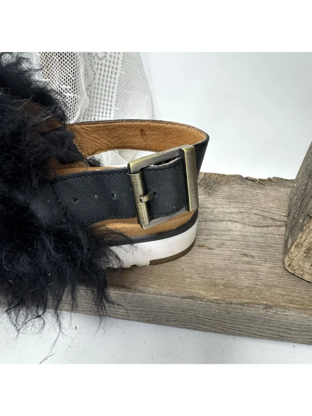 UGG Woman's Holly Shearing Sandals Tongs Size 6 Black